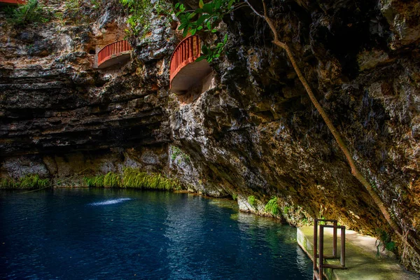 Cenote Екостанція X-каджам з блакитною чистою водою. Мексика, Юкатан. — стокове фото