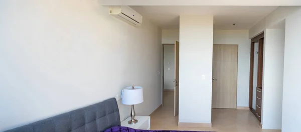 Interior de um apartamento em Cancun quarto com roupeiros. México . — Fotografia de Stock