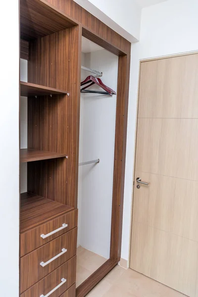 Dolaplı Cancun odasında bir dairenin içi. Meksika.