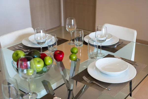 Sala de jantar com mesa para jantar com frutas . — Fotografia de Stock