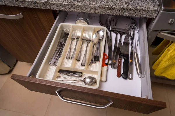 Prateleira de cozinha com garfos, colheres. Móveis de cozinha . — Fotografia de Stock