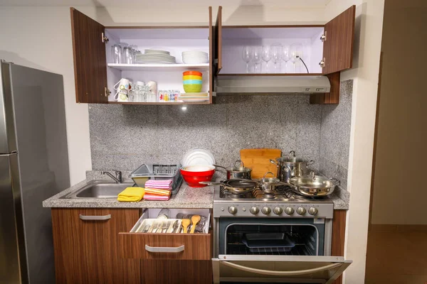 Cozinha moderna com utensílios e tudo o necessário para cozinhar. Móveis de cozinha . — Fotografia de Stock
