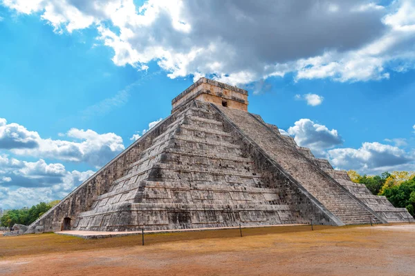 Ruins of the ancient Mayan civilization in Chichen Itza. Mexico. — Stock Photo, Image