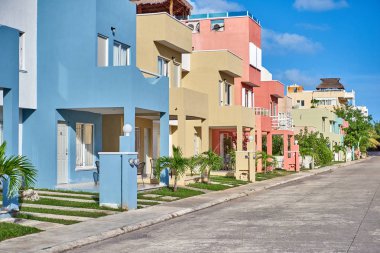 Meksika'da modern konut binaları parlak renklidir. Yurt alanı.