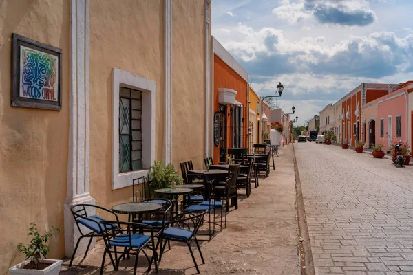 Ulica w starożytnym mieście Valladolid w Meksyku. Domy malowane w jasnych kolorach. — Zdjęcie stockowe