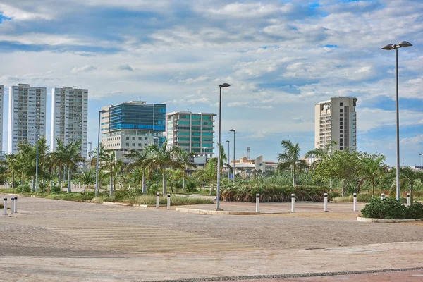 Cancun Stadtlandschaft mit Palmen bei windigem Wetter. Mexiko. — Stockfoto