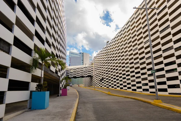 Modern building of shopping center in Cancun. Mexico. — Stock Photo, Image