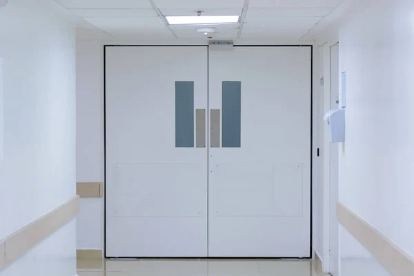 Ogromne białe drzwi w białym korytarzu w szpitalu. — Zdjęcie stockowe