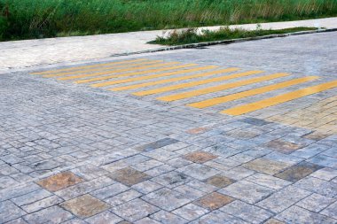 Yolda yaya geçidi. Kaldırım, yol. Berrak havalarda yol yatağı.