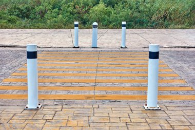 Yolda yaya geçidi. Kaldırım, yol. Berrak havalarda yol yatağı.