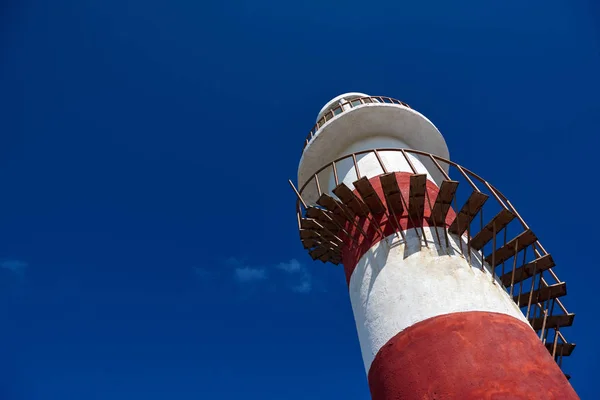 Bateau sur la plage et le phare — Photo