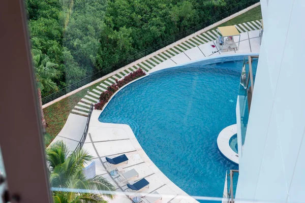 Vista della piscina dalla finestra del piano superiore di un grattacielo. Acqua blu in piscina . — Foto Stock