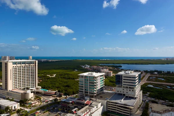 Vista del valle verde con grandes casas — Foto de Stock