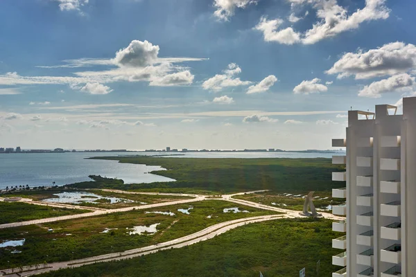 Vue sur la vallée verte avec de grandes maisons — Photo