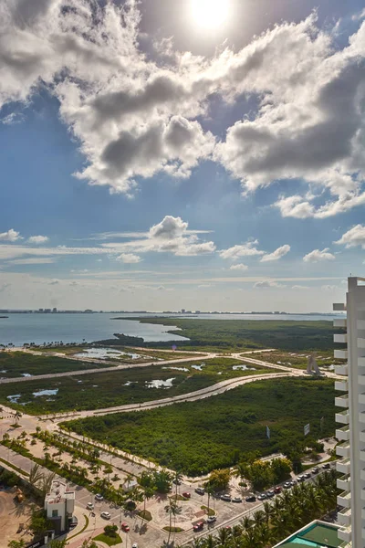 Vista del valle verde con grandes casas — Foto de Stock