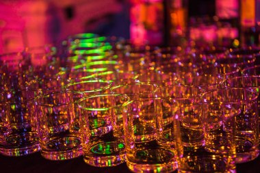 Ziyafet sırasında masadaki gözlükler