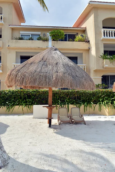 Ombrellone di paglia e sdraio sulla spiaggia. Messico . — Foto Stock