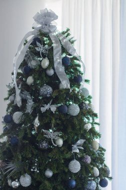 Noel ağacı Noel tarzıpastel renklerle dekore edilmiştir. Yılbaşı tatili.