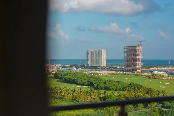 La vista desde la ventana de un edificio alto — Foto de Stock
