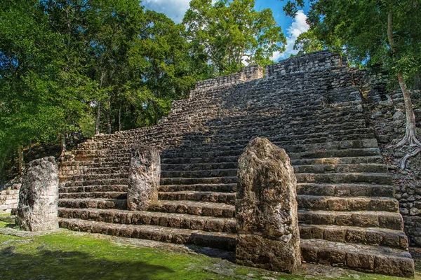 Les ruines de la ville de Calakmul. Pyramide Maya . — Photo