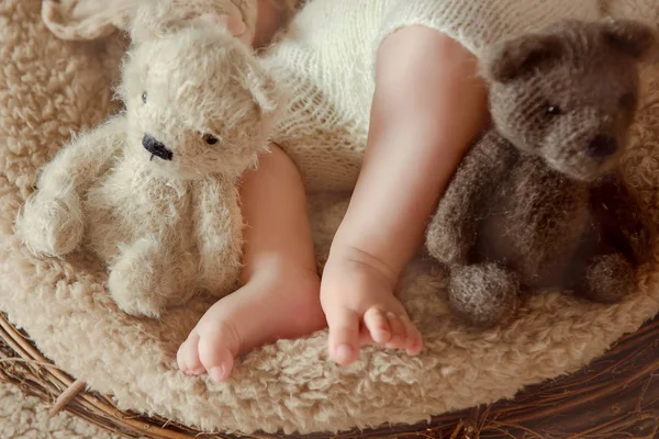 Foto de pies de bebé recién nacidos, enfoque suave . — Foto de Stock