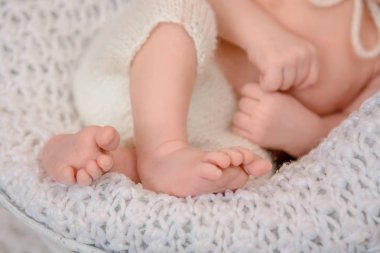Yeni doğan bebek ayakları, yumuşak odak fotoğrafı.
