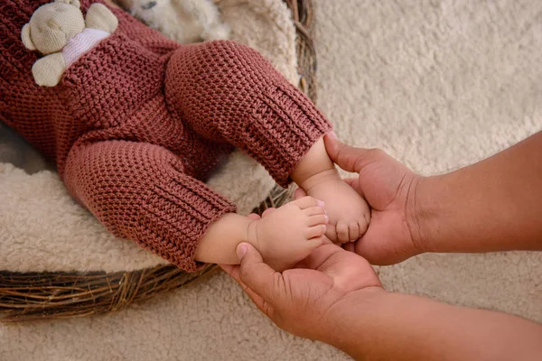 Newborn baby feet and hands of parents — Stock Photo, Image