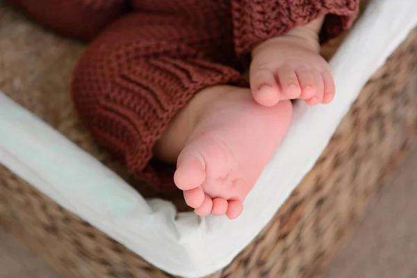 Foto von neugeborenen Babyfüßen, weicher Fokus. — Stockfoto