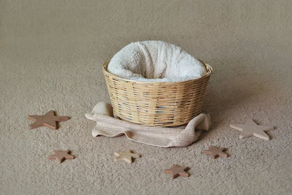 Background for shooting newborn. Straw basket on a light background. Close-up. — Stock Photo, Image