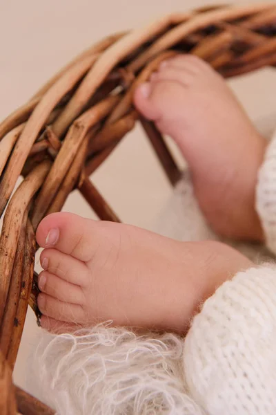 Foto von neugeborenen Babyfüßen, weicher Fokus. — Stockfoto