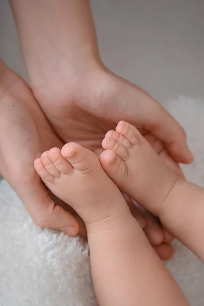 新生儿脚和父母的手 — 图库照片