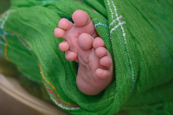 Foto von neugeborenen Babyfüßen, weicher Fokus. — Stockfoto