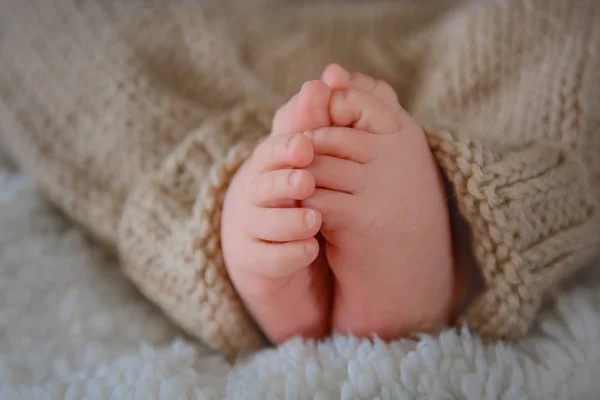 Foto von neugeborenen Babyfüßen, weicher Fokus. — Stockfoto