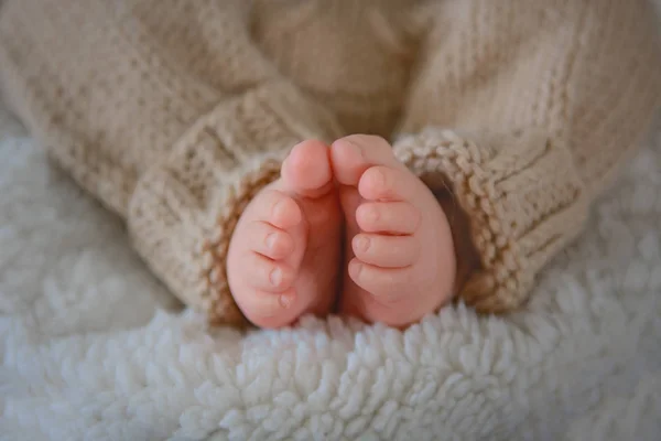 Foto von neugeborenen Babyfüßen, weicher Fokus. — Stockfoto