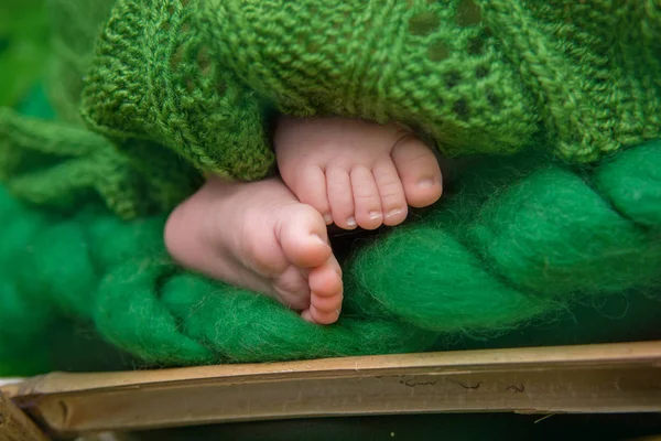 Foto von neugeborenen Babyfüßen, weicher Fokus. — Stockfoto