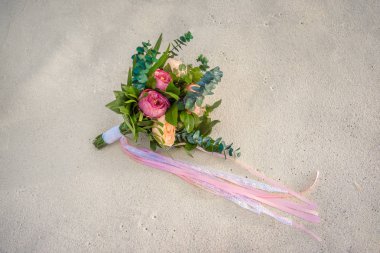 Gelin buketi. Beyaz, mavi, pembe çiçek ve yeşillik güzel buket.