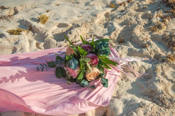 O buquê da noiva. Belo buquê de flores brancas, azuis, rosa e vegetação . — Fotografia de Stock