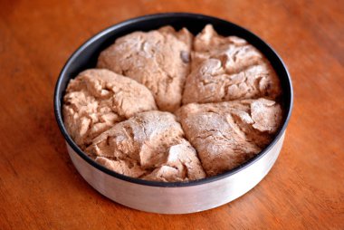 Masanın üzerindeki tepsideki hamur pişirmeye hazır.