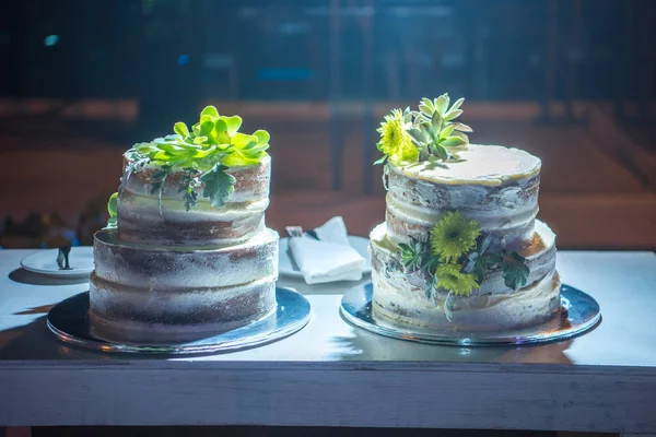 Dos tartas de celebración en una mesa. Escena nocturna . —  Fotos de Stock