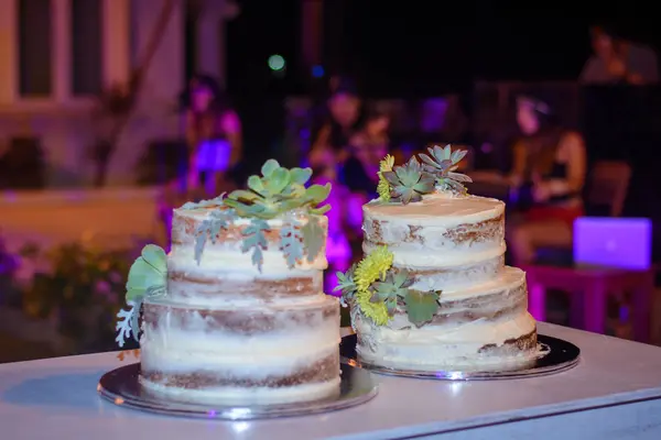 Dos tartas de celebración en una mesa. Escena nocturna . —  Fotos de Stock
