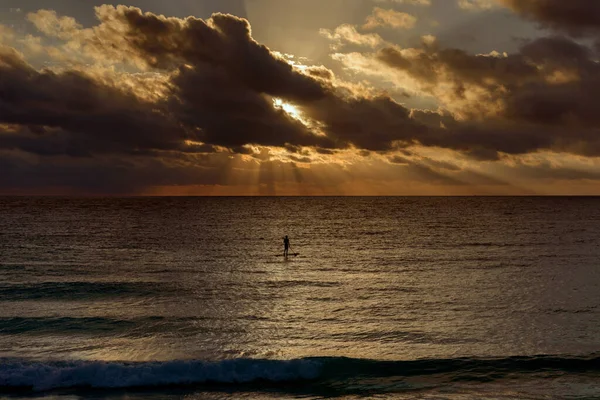 Silhouette Homme Sur Surf Dans Mer — Photo