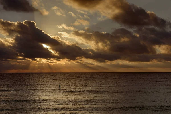 Silhouette Homme Sur Surf Dans Mer — Photo