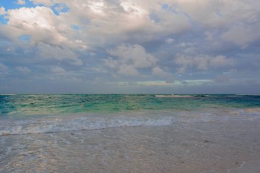 Cancun Quintana Roo Mexico 'daki Karayip Sahili' ndeki Hoteleria Bölgesi 'nde deniz kıyısında..