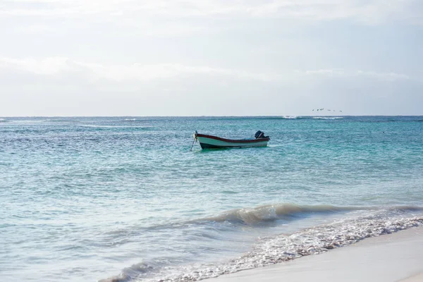 Barco Mar Caribe Día Soleado Agua Clara — Foto de Stock