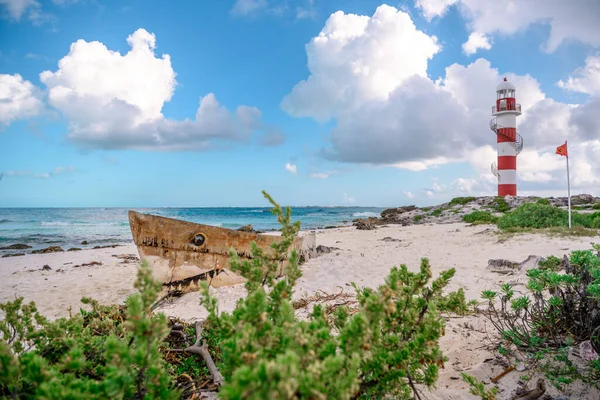 Kapal Tua Pantai Dan Mercusuar Cancun Stok Gambar