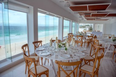 Bir konferans ya da parti için hazırlanmış zarif ziyafet masaları.