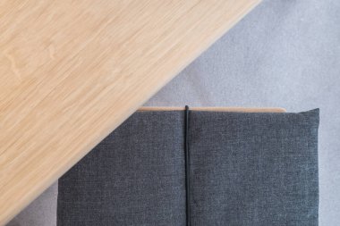 Koltuk minimalist bir düzende kordon detaylarıyla birlikte.