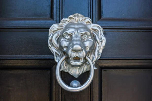 Ασημί Λιοντάρι Κεφάλι Πόρτα Knocker Στη Μαύρη Πόρτα — Φωτογραφία Αρχείου