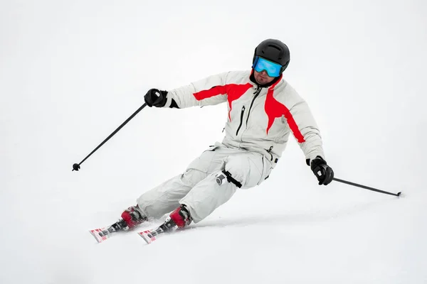 Sciatore sul pendio in montagna — Foto Stock