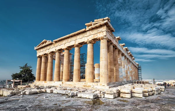 Parthenon, Atina, Yunanistan Akropolü. Ünlü antik Yunan Parthenon, Atina ana dönüm noktası olduğunu. Parthenon güzel manzarasına tepenin üst kısmında yaz güneşli bir günde mahvediyor..